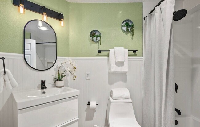 Building Photo - Updated, light flooded corner 1 bedroom 1 bath condo in Madison Valley