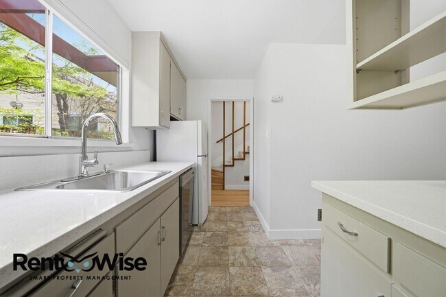 Building Photo - 569 Addison Ave