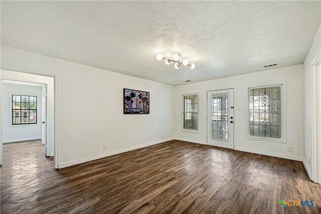 Building Photo - 802 Cloud St