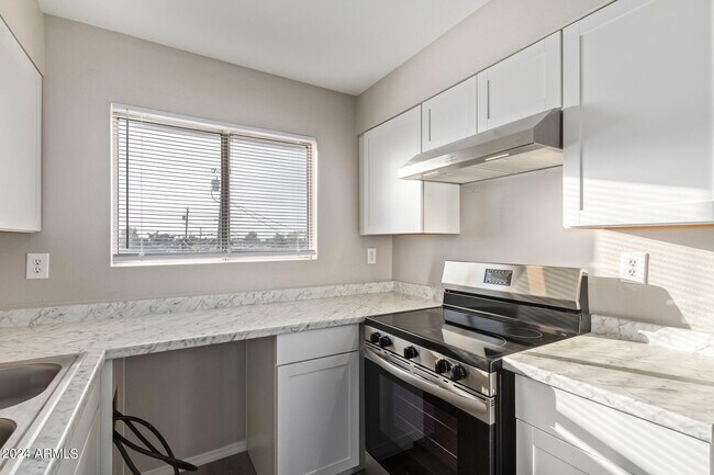 Building Photo - 7144 N 66th Dr