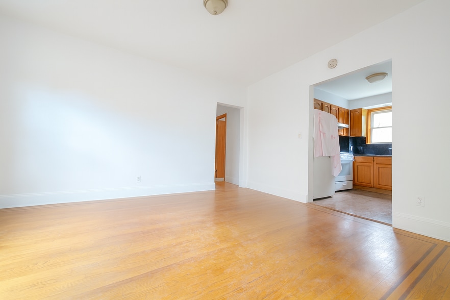 Building Photo - 6263 Ellwell Cres
