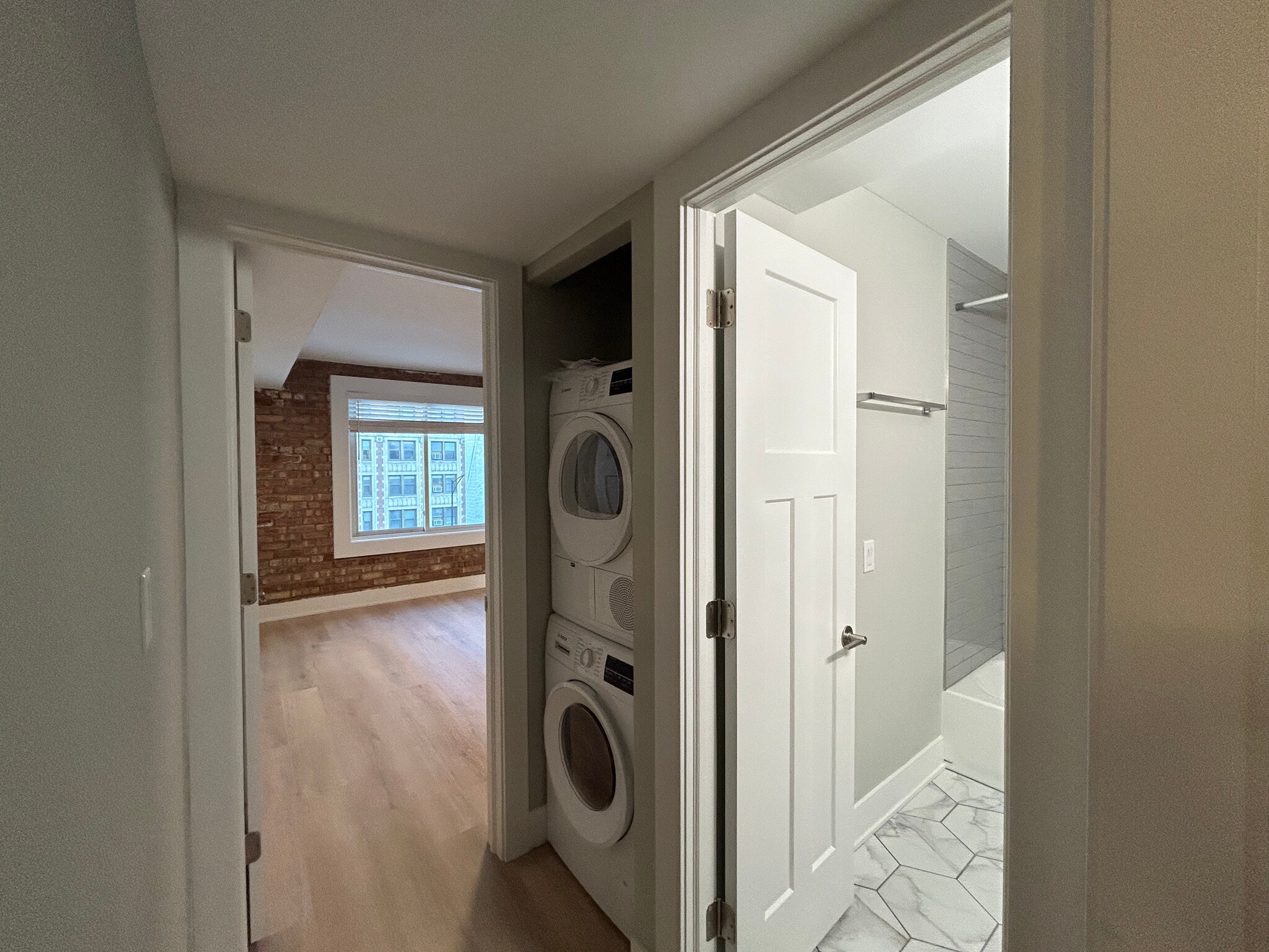 Building Photo - 1214 N La Salle Dr