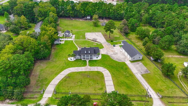 Building Photo - Peaceful and Luxury Living on 3+ Acres