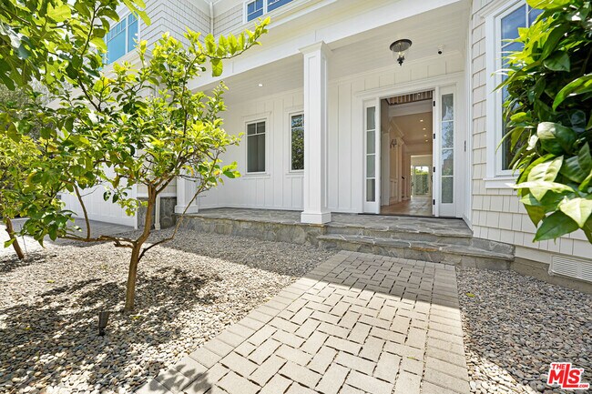 Building Photo - 11540 Clover Ave