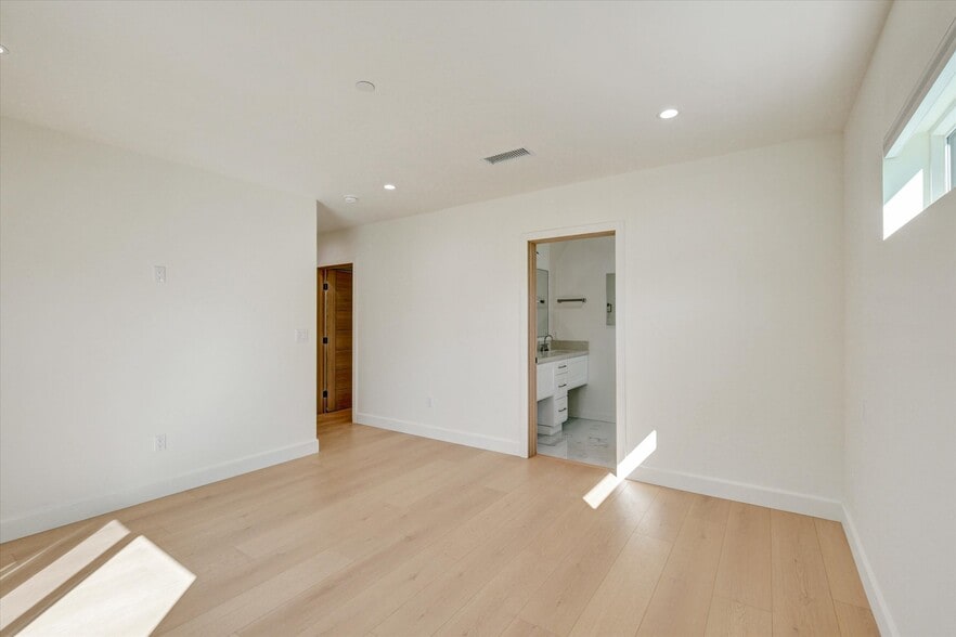 Building Photo - 5348 Thornburn St