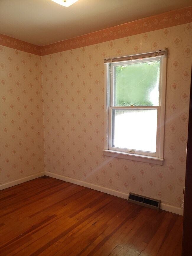 Building Photo - 3 bedroom, 2 bath Home: Available July 2026!