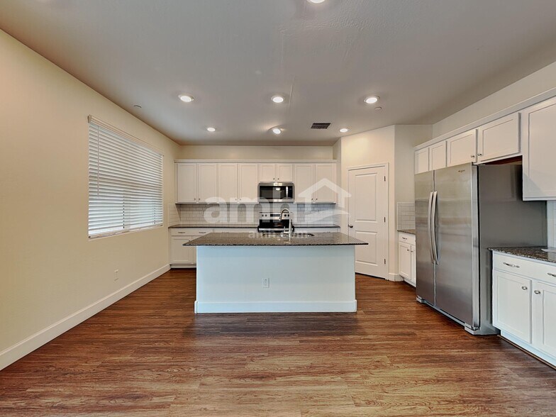 Building Photo - 12526 N 60th Ave