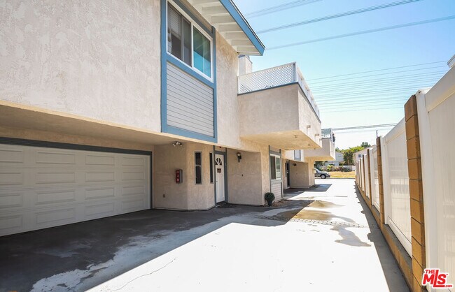 Building Photo - 2609 Rockefeller Ln