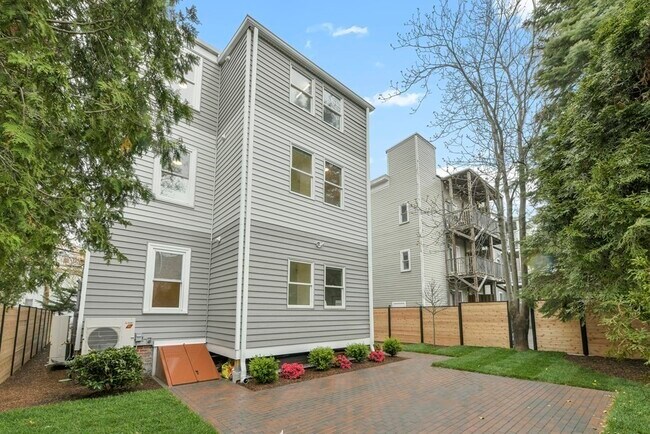 Building Photo - 31 Magnolia Ave