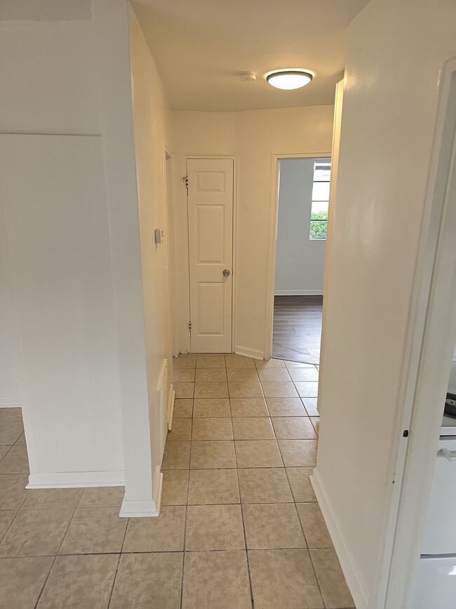 Building Photo - 2 Bedroom 1 bath off of Meeting st closed to the River District