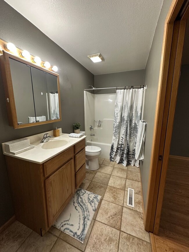 Building Photo - 3 Bed, 2 Bath Condo for Rent in Evansdale, Ia