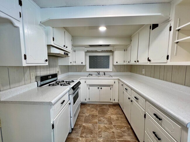 Building Photo - Beautiful 4-Bed, 2-Bath Single-Family Home!