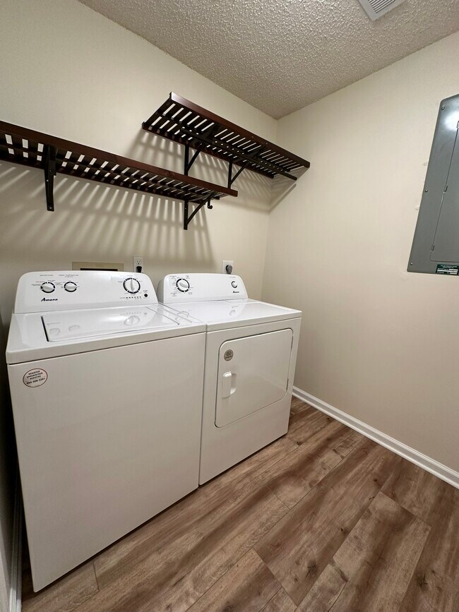 Building Photo - 328 Brookside Ct
