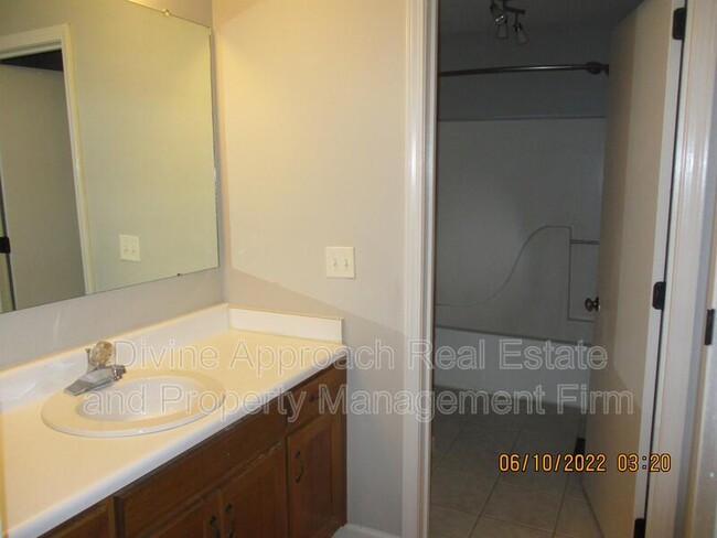 Building Photo - 830 Jamestown Manor Park