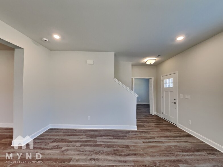 Building Photo - 112 Sartain St