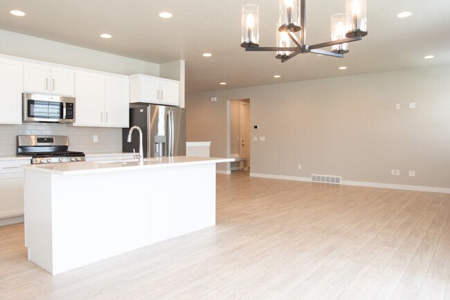 Building Photo - Modern Farmhouse Rambler – 7 Bed, 4 Bath –...