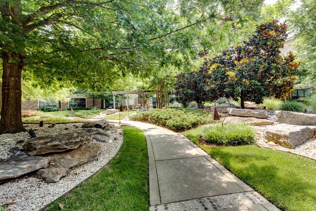 Building Photo - 2-Bed/2-Bath in Green Hills/Belmont/Vanderbilt