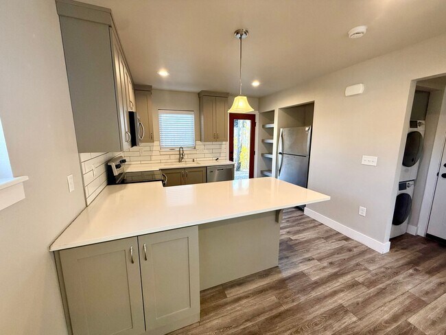Building Photo - 614 Lesser Dr