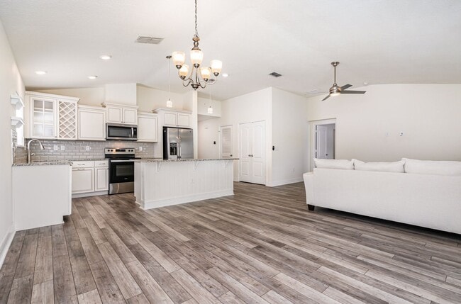 Building Photo - NEW!