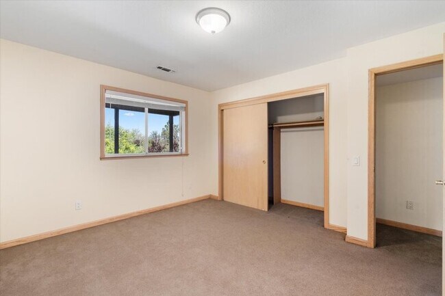 Building Photo - 18610 Jayhawk Dr