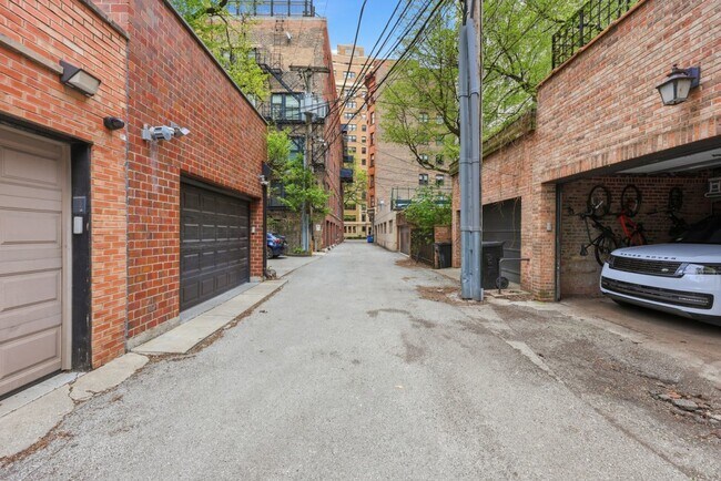 Building Photo - 22 E Division St