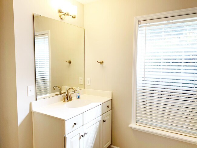 Building Photo - 105 Crown Empire Ct
