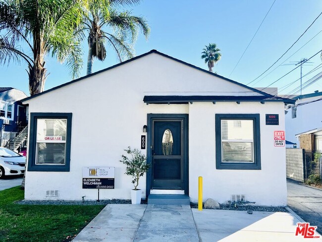 Building Photo - 600 E Chevy Chase Dr