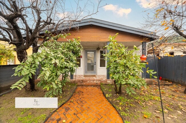 Building Photo - Spacious 4-Bed, 3-Bath Home in Los Angeles – Includes 2 Suites