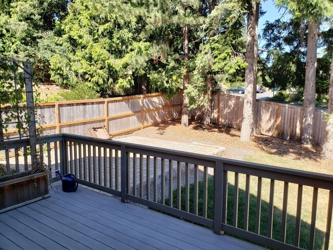 Building Photo - Lovely 3 Bedroom Home with 2 Car Garage