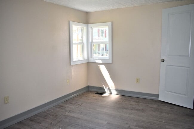 Building Photo - LEASE PENDING AS OF 06/06/25: Charming 3 b...
