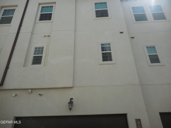 Building Photo - 328 Vin Raliuga Ct