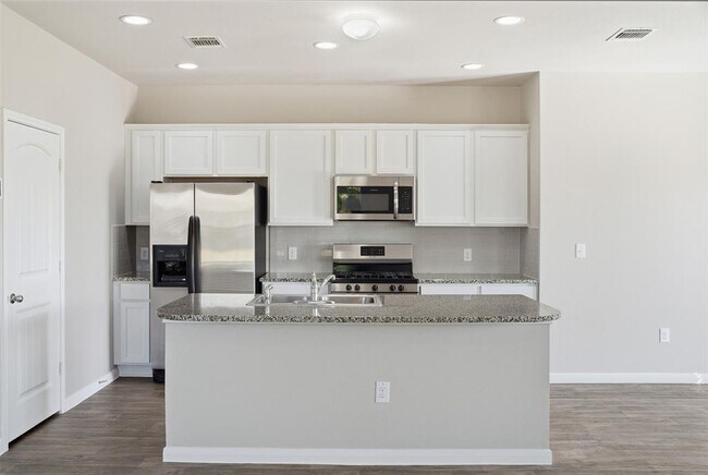 Building Photo - 600 Marimoor Dr