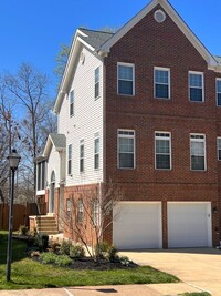 Building Photo - Heart's Desire End Unit Townhome 2700+ SqF...