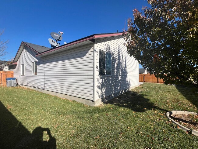 Building Photo - 1835 W Crown Pointe Ave