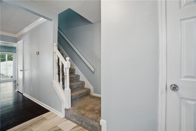 Building Photo - Stylish Townhouse in Prime VA Beach Location!