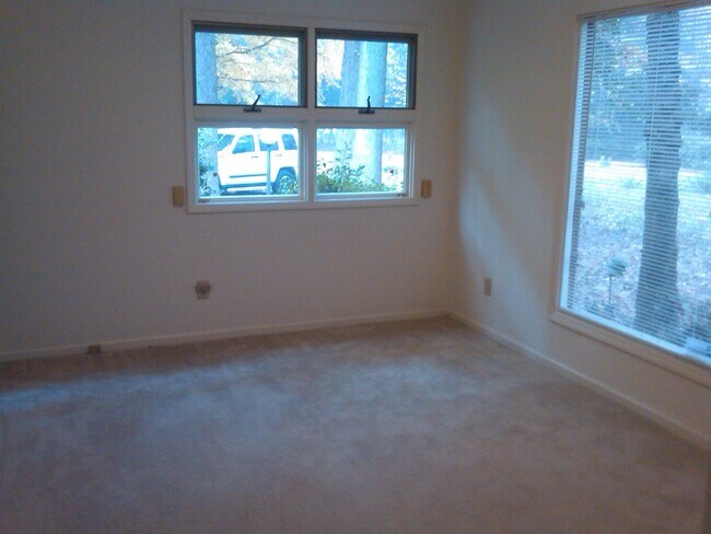 Building Photo - 4852 Rosewell Dr