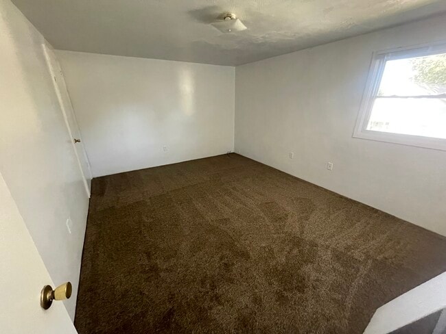 Building Photo - 305 Cherry St