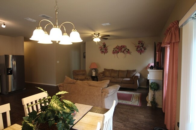 Building Photo - Cozy 4 Bedroom2 Bath Home in West Tyler!
