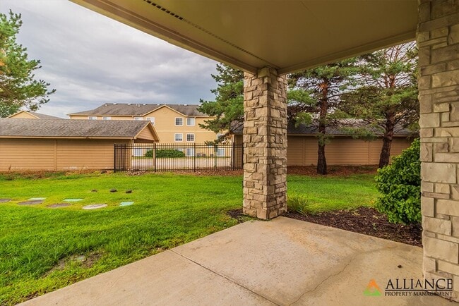 Building Photo - Great Location!