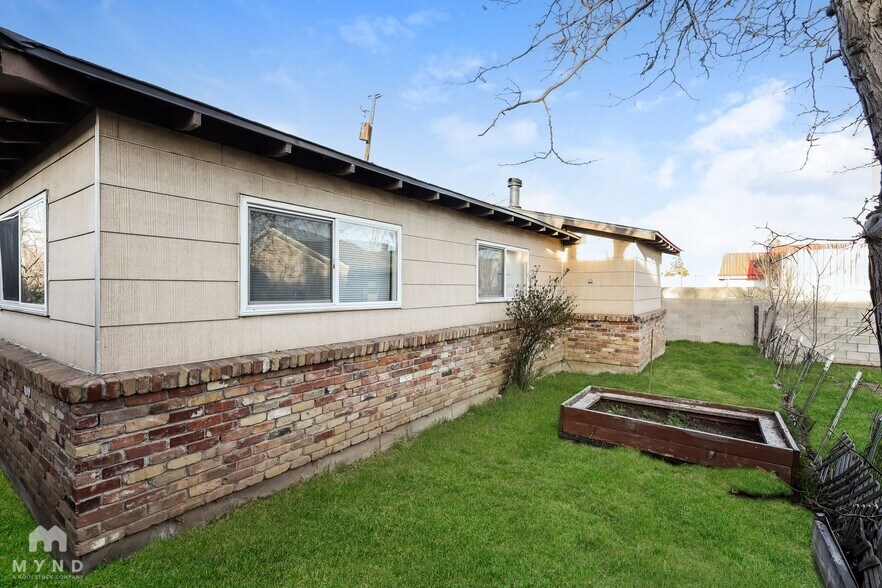 Building Photo - 230 Burns St