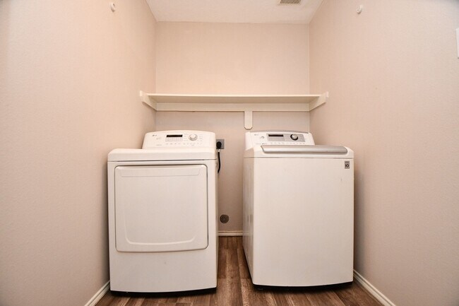 Building Photo - 5418 Cinnamon Lake Dr