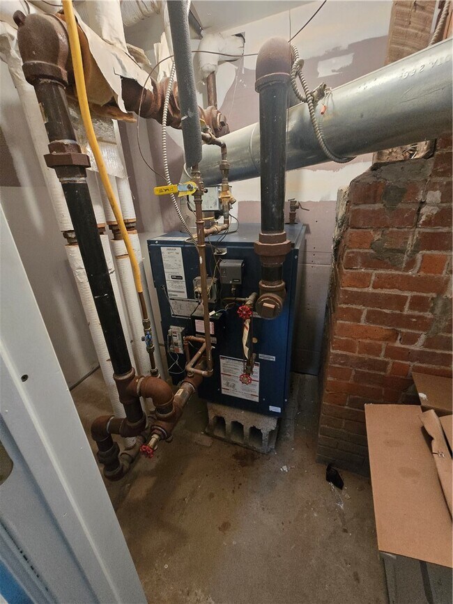 Building Photo - 41 Maple St