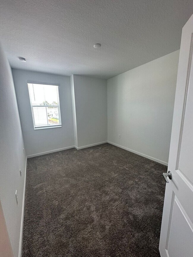 Building Photo - Beautiful Townhome  3 Bedroom 2.5 Bathroom
