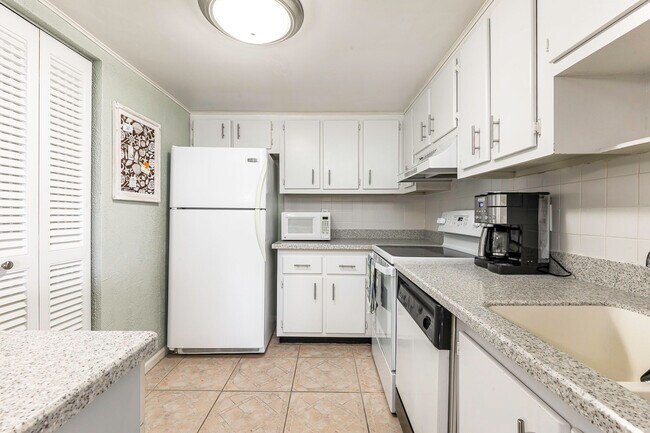 Building Photo - 2800 N Ocean Dr