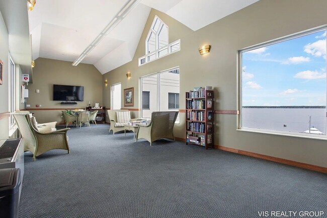 Building Photo - 2964 Lakeshore Dr