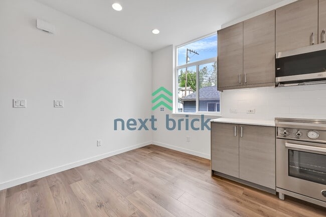 Building Photo - Charming 2-Bed, 2-Bath Townhouse Retreat in Seattle's Vibrant Heart – 1100 Sq Ft of Modern Living!