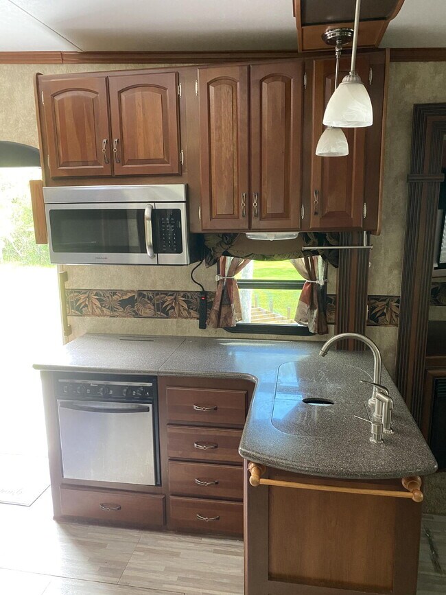 Building Photo - Cozy Retreat in St. Cloud: Your Next Serene Getaway Awaits!