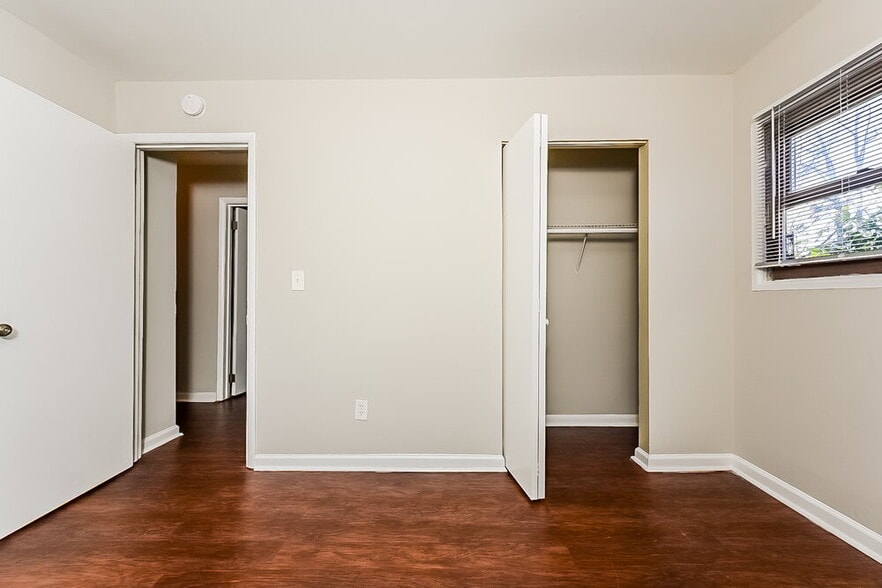 Building Photo - 263 Roxbury Dr