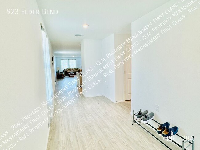 Building Photo - Must see fully furnished 4 BR, 2 BA in Mis...