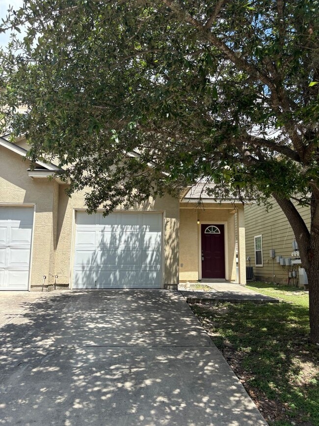 Building Photo - Newly Renovated Town-home